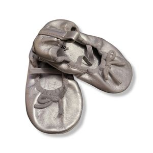 OLD NAVY/GIRLS SILVER SLIP- ON BALLET SHOE 9 TO 12 MONTH